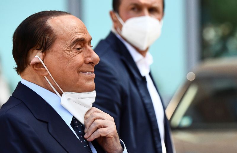 &copy; Reuters. Silvio Berlusconi deixa hospital em Milão