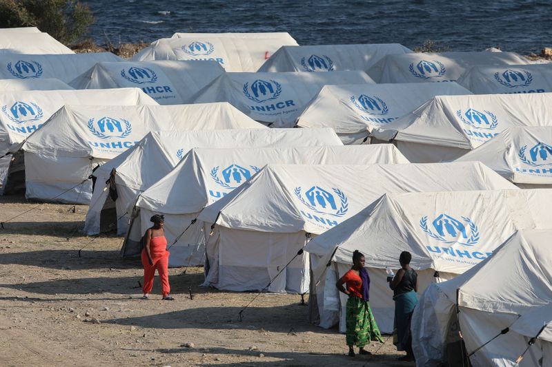 &copy; Reuters. اليونان تعيد إيواء مهاجرين في مخيم مؤقت بجزيرة ليسبوس بعد احتراق خيامهم