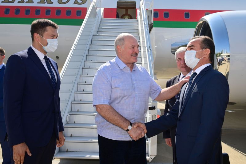 &copy; Reuters. Президент Белоруссии Александр Лукашенко в аэропорту Сочи