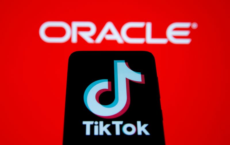 &copy; Reuters. Смартфон с логотипом Tik Tok на фоне логотипа Oracle