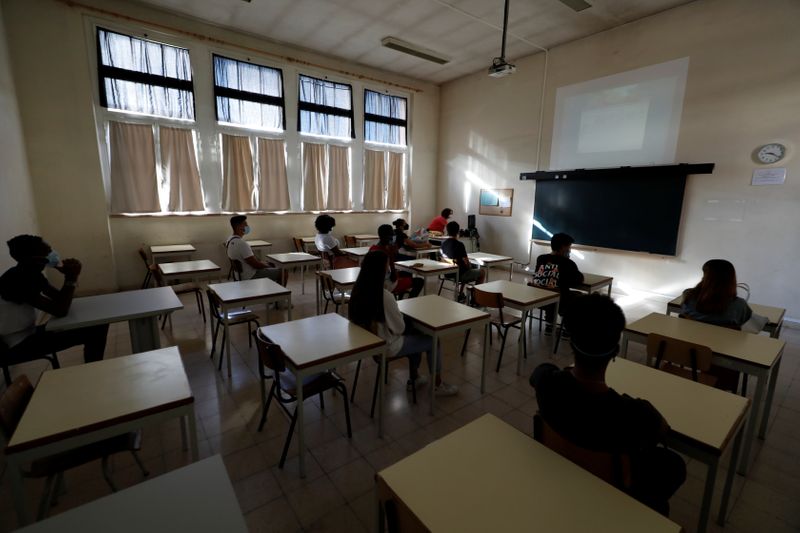 &copy; Reuters. Estudantes com máscaras de proteção durante aula em escola de Lisboa