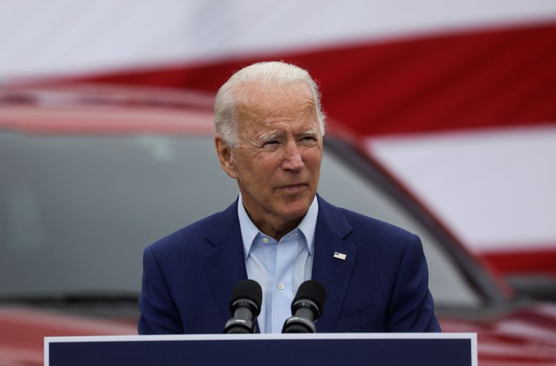 &copy; Reuters. Democratic U.S. presidential nominee Joe Biden campaigns in Warren, Michigan