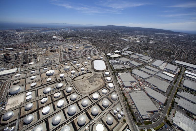 &copy; Reuters. FILE PHOTO: The Tesoro oil refinery is viewed from the air in Carson, California