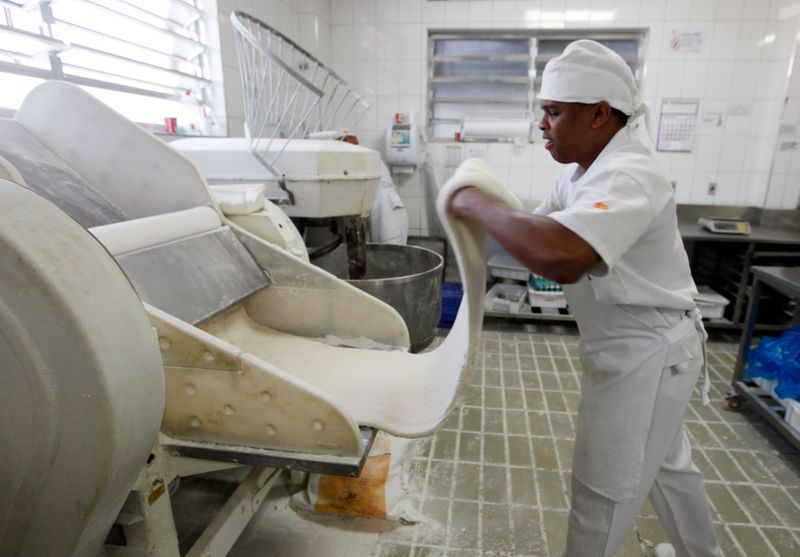 &copy; Reuters. Produção de massas em padaria de São Paulo (SP)