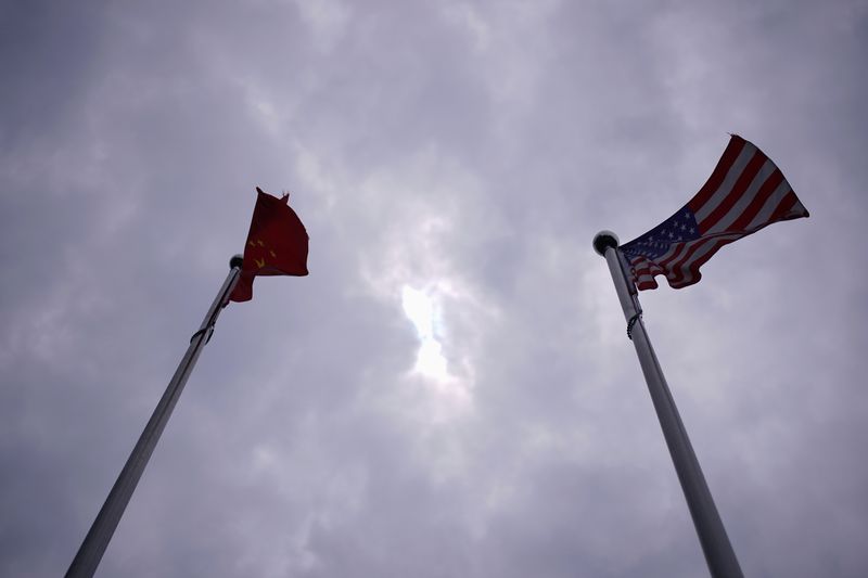 © Reuters. FILE PHOTO: Chinese and U.S. flags flutter in Shanghai