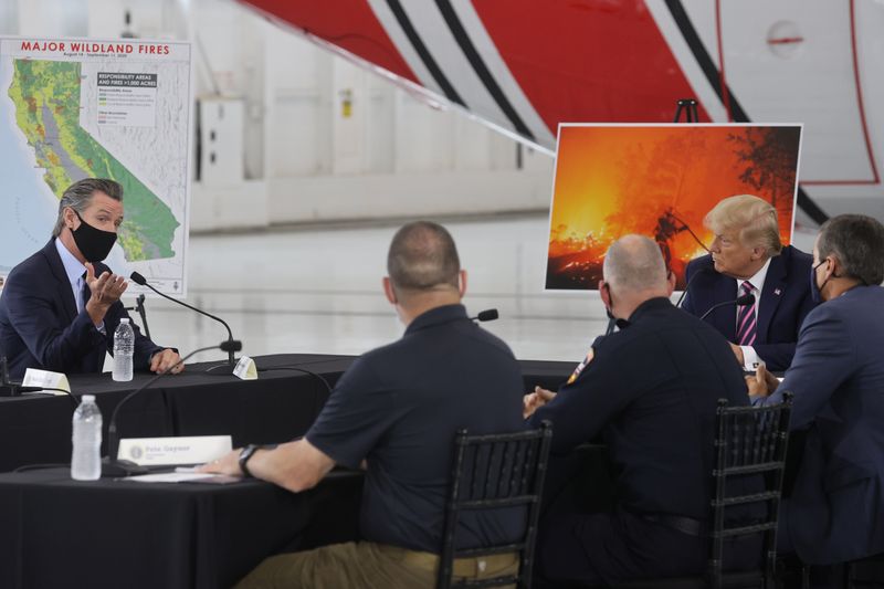 © Reuters. U.S. President Trump participates in a briefing on wildfires in McClellan Park in McClellan Park, California