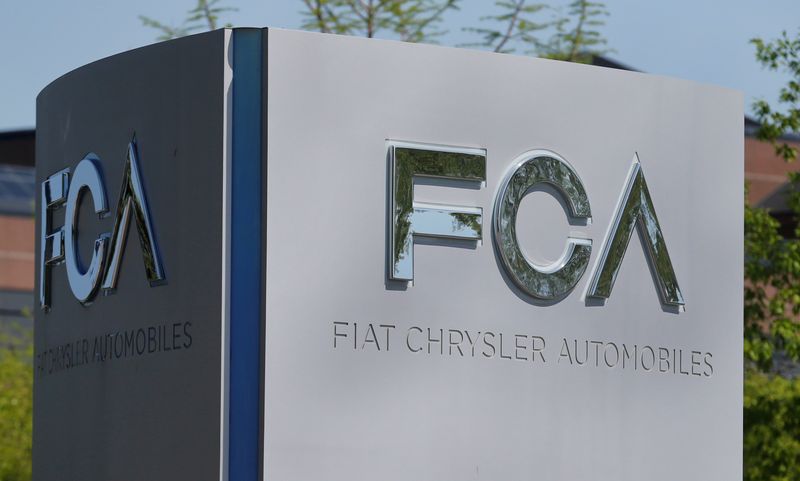 &copy; Reuters. FOTO DE ARCHIVO: Un letrero de Fiat Chrysler Automobiles (FCA) en la sede en Estados Unidos en Auburn Hills, Michigan. 25 de mayo de 2018.
