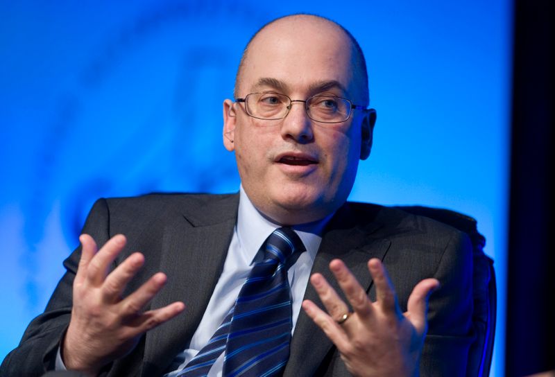 © Reuters. Hedge fund manager Cohen, founder and chairman of SAC Capital Advisors, responds to a question during an interview at the SALT Conference in Las Vegas