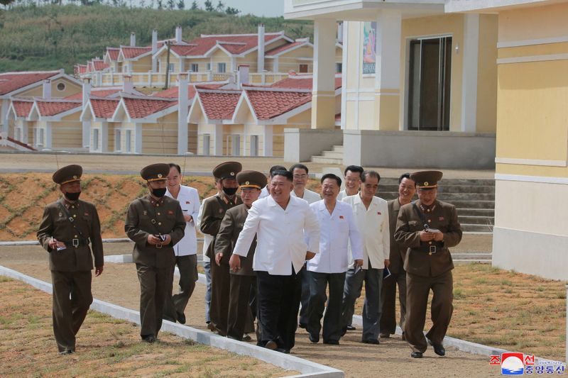 © Reuters. 北朝鮮の金正恩氏、台風被害地域の復旧で軍を称賛＝ＫＣＮＡ