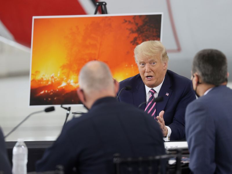 &copy; Reuters. ترامب وبايدن يشتبكان بسبب حرائق الغابات