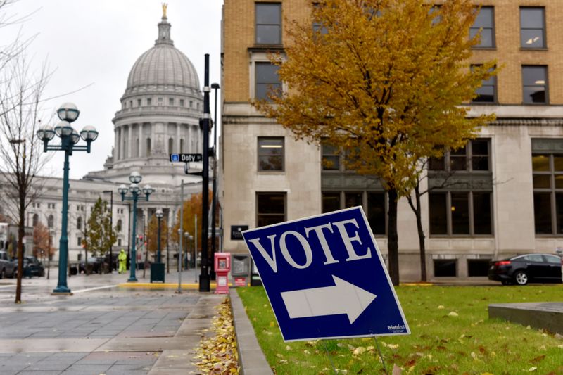 © Reuters. A sign directs voters towards a polling place near the state capitol in Madison, Wisconsin