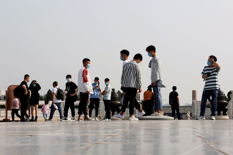 &copy; Reuters. Visitors are seen at the Temple of Heaven in Beijing