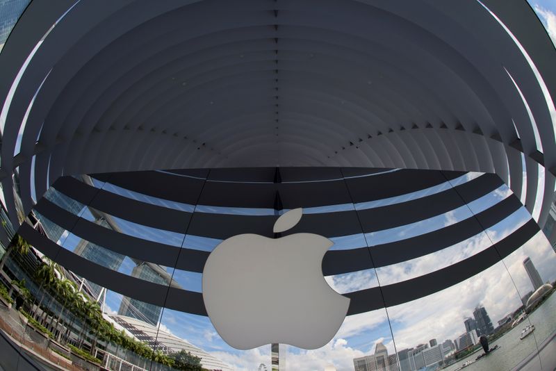 &copy; Reuters. FILE PHOTO: A logo of Apple is seen outside at the upcoming Apple Marina Bay Sands store in Singapore