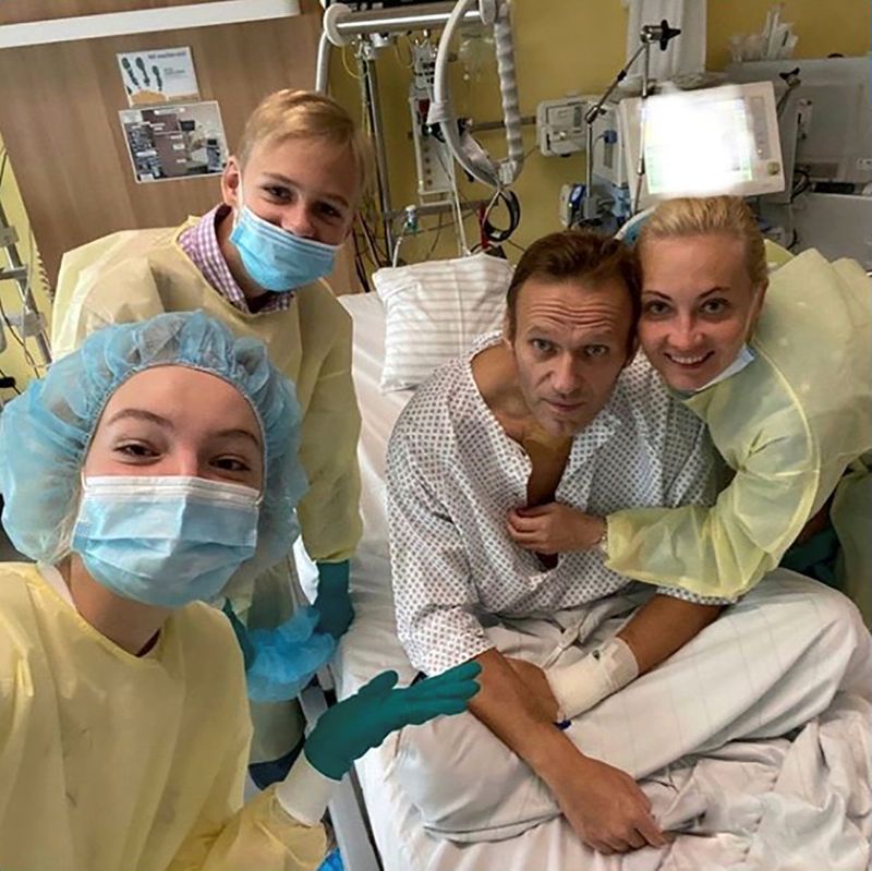 © Reuters. Russian opposition politician Alexei Navalny and his family members pose for a picture at Charite hospital in Berlin