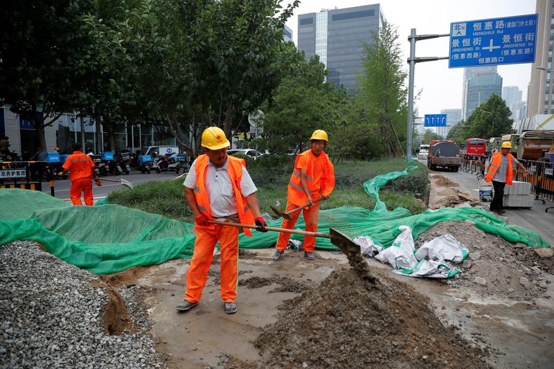 &copy; Reuters. Trabalhadores em local de construção em Pequim