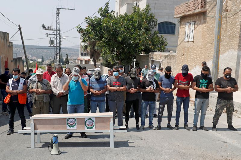 © Reuters. FILE PHOTO: Palestinians protest against normalizing ties with Israel in the occupied West Bank