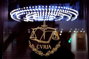 &copy; Reuters. El logo del Tribunal Europeo de Justicia en la sala central del tribunal en Luxemburgo