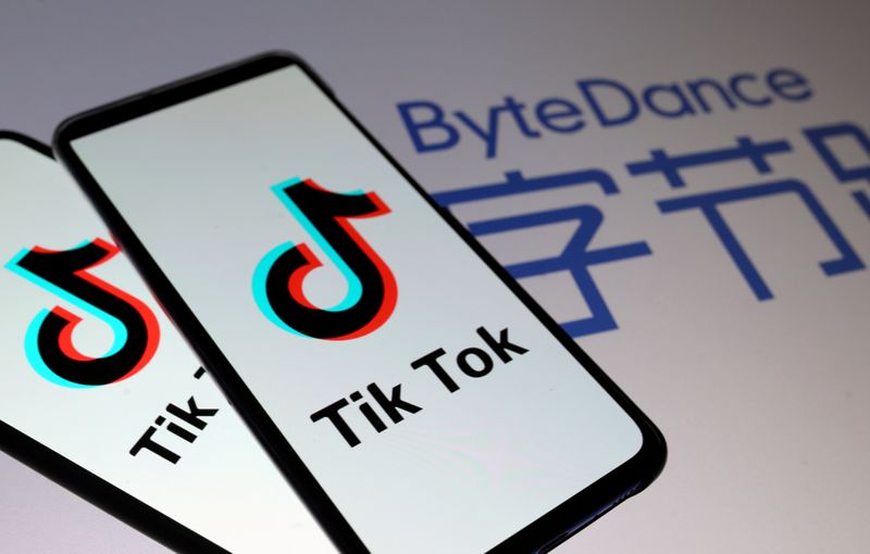 &copy; Reuters. Ilutración fotográfica que muestra logos de TikTok en móviles sobre un logo de ByteDance.