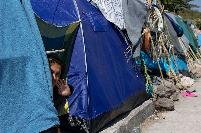 &copy; Reuters. Refugiados e imigrantes dormem próximo a prédio abandonado após incêndio destruir acampamento Moria, na ilha grega de Lesbos