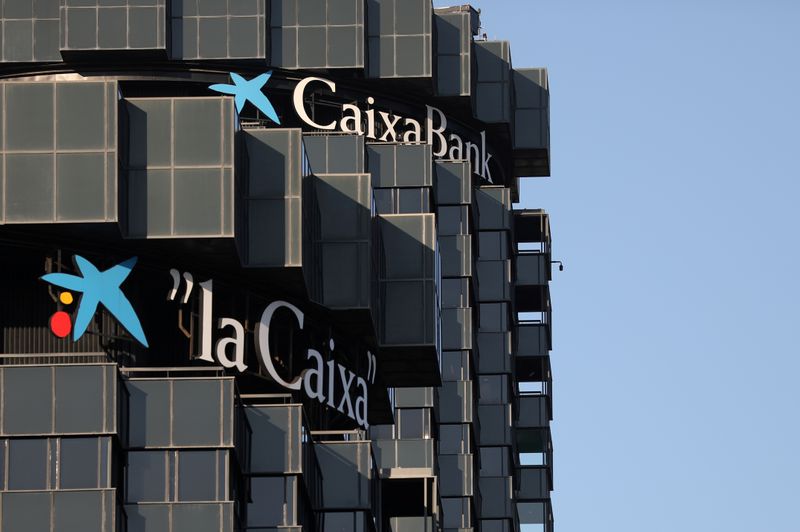 &copy; Reuters. FOTO DE ARCHIVO: El logotipo de CaixaBank y el de La Caixa en la sede del grupo en Barcelona