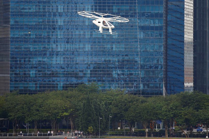 © Reuters. FILE PHOTO: A Volocopter air taxi performs a demonstration in Singapore