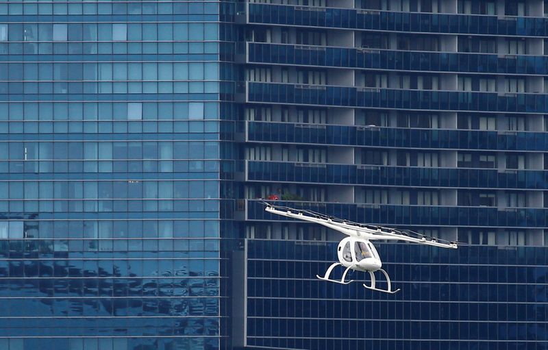 © Reuters. FILE PHOTO: A Volocopter air taxi performs a demonstration in Singapore