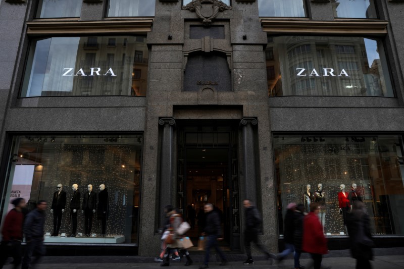 © Reuters. FOTO DE ARCHIVO: Varias personas caminan frente a una tienda de Zara en Madrid