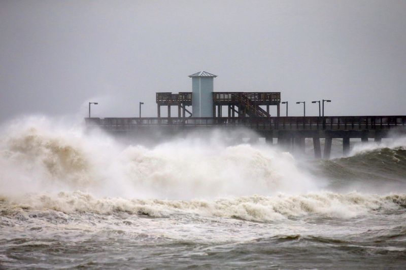 &copy; Reuters. Ondas atingem píer no Alabama ante aproximação do furacão Sally