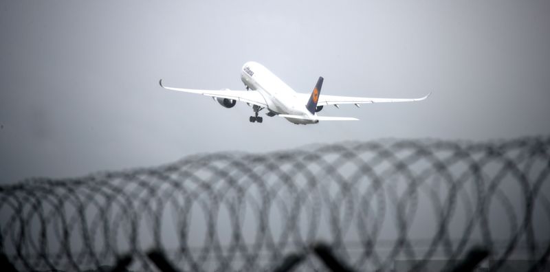 &copy; Reuters. FILE PHOTO: An Airplane of German carrier Lufthansa takes off from Munich International Airport