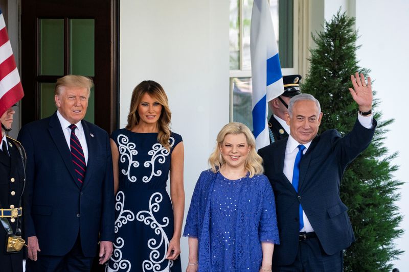 © Reuters. U.S. President Donald Trump welcomes Israeli Prime Minister Benjamin Netanyahu and his wife Sara