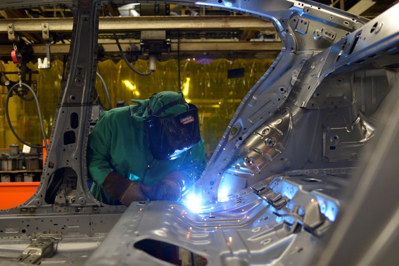 © Reuters. FILE PHOTO: Line workers spot weld parts of the frame on the flex line at Nissan Motor Co's automobile manufacturing plant in Smyrna Tennessee