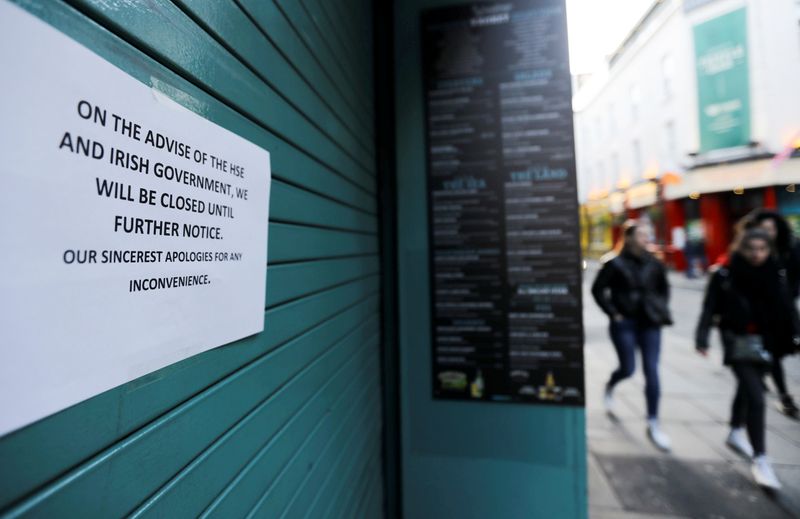 &copy; Reuters. Puerta de un pub cerrada en el área del Temple Bar, durante los cierres para frenar la propagación del coronavirus, en Dublín