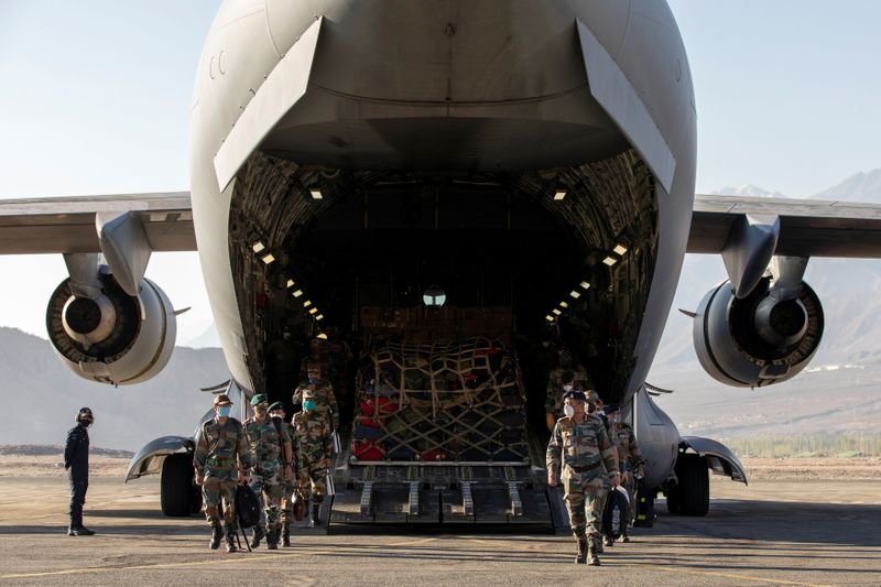 © Reuters. Indian soldiers disembark from a military transport plane at a forward airbase in Leh