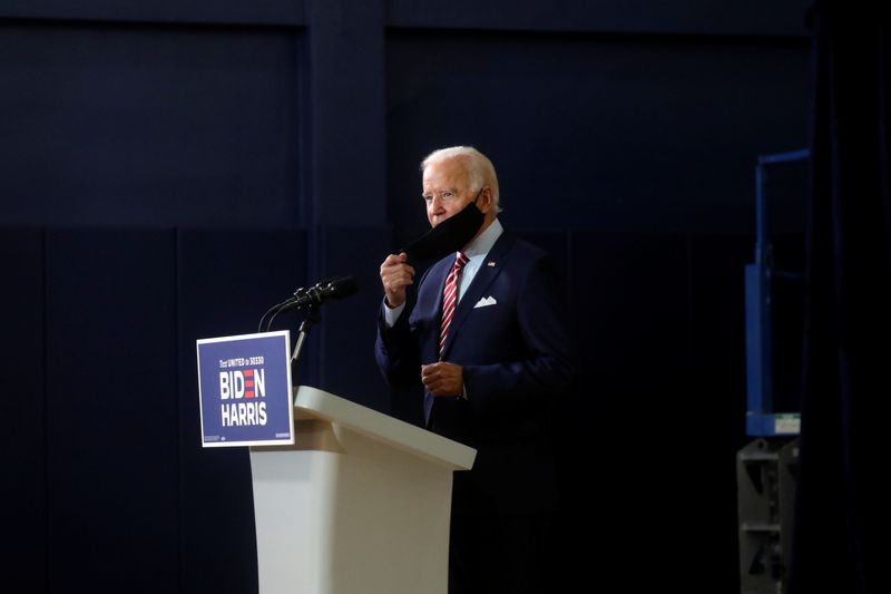 © Reuters. Democratic U.S. presidential nominee and former Vice President Joe Biden delivers remarks and holds a roundtable discussion with veterans at Hillsborough Community College in Tampa, Florida