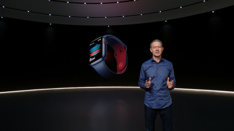 &copy; Reuters. Foto del martes del jefe de operaciones de Apple Jeff Williams presentando el Apple Watch Series 6 durante un evento especial de la compañía en Cupertino, California