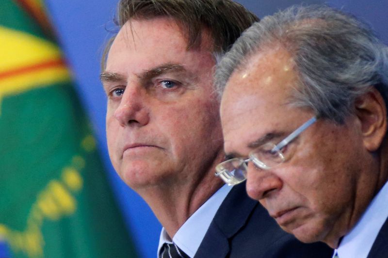 &copy; Reuters. Presidente Jair Bolsonaro e ministro da Economia, Paulo Guedes, durante evento no Palácio do Planalto