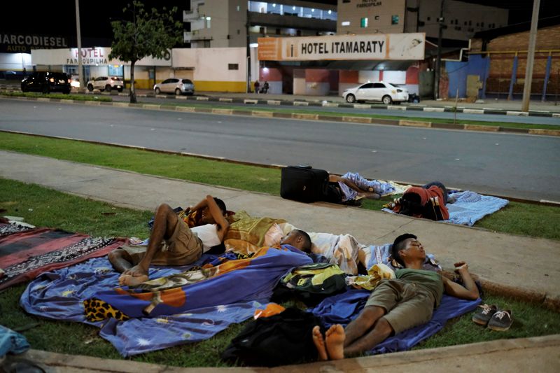 &copy; Reuters. Imigrantes venezuelanos dormem na rua em Boa Vista