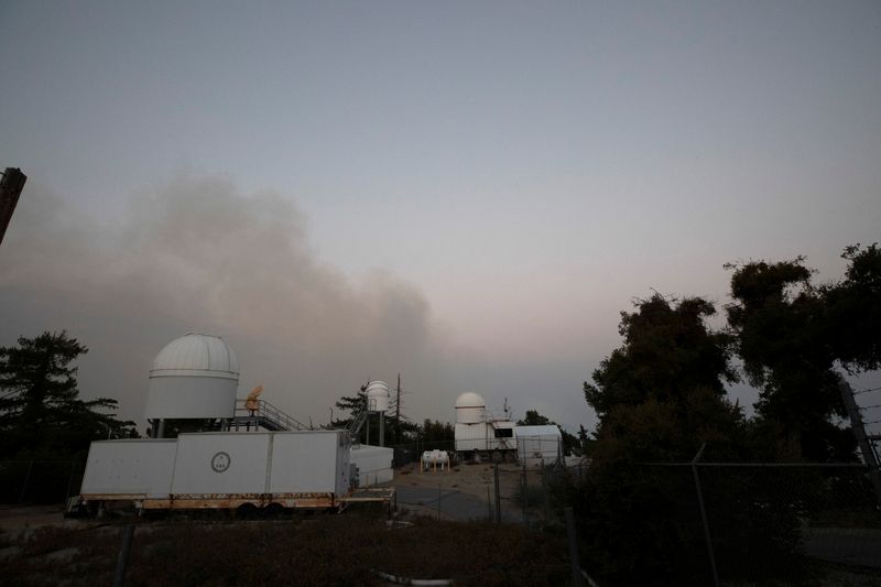 © Reuters. Smoke rises near Mount Wilson Observatory during the Bobcat Fire in Los Angeles