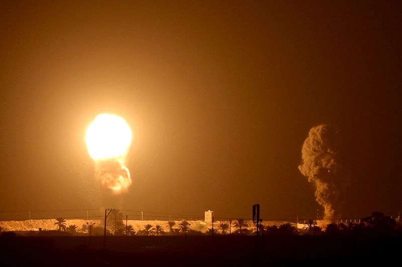 &copy; Reuters. ガザからロケット弾、イスラエルは空爆で報復