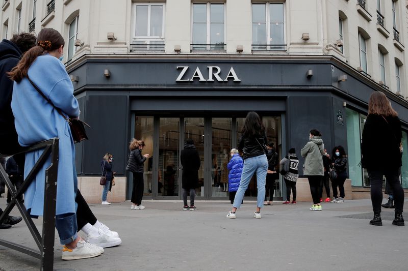 © Reuters. FOTO DE ARCHIVO: Varias personas mantienen la distancia social frente a una tienda de Zara en París