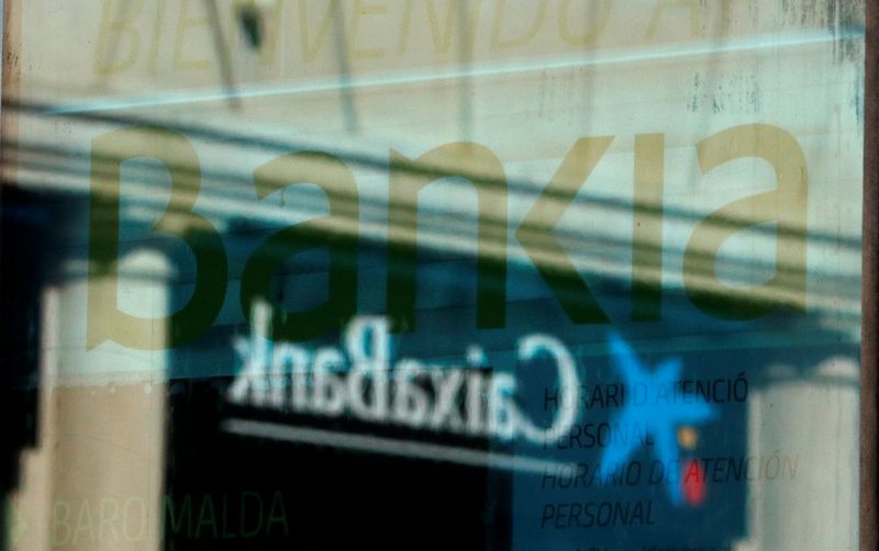 &copy; Reuters. Логотипы Caixabank и Bankia возле Барселоны