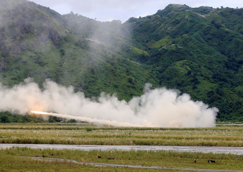 © Reuters. FILE PHOTO: U.S. military forces fire a High Mobility Artillery Rocket System (HIMARS) rocket during the annual  Philippines-US live fire amphibious landing exercise (PHIBLEX) at Crow Valley, Tarlac province