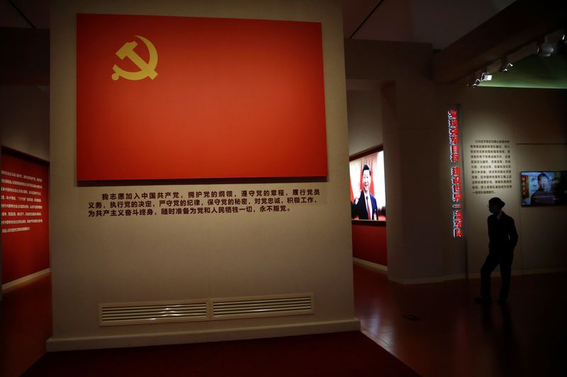 &copy; Reuters. Bandeira do Partido Comunista no Museu Nacional de Pequim