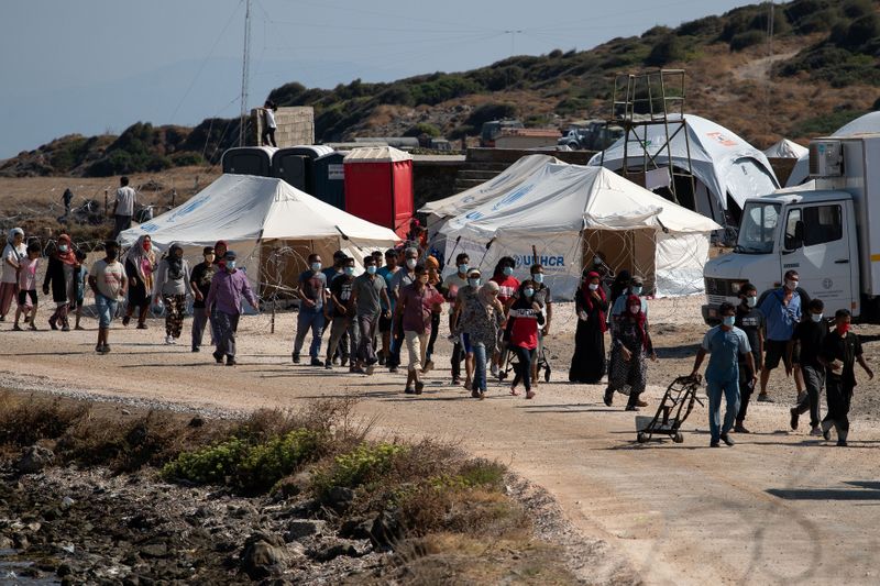 © Reuters. اليونان تكافح لنقل مهاجرين لمخيم مؤقت بعد حريق موريا