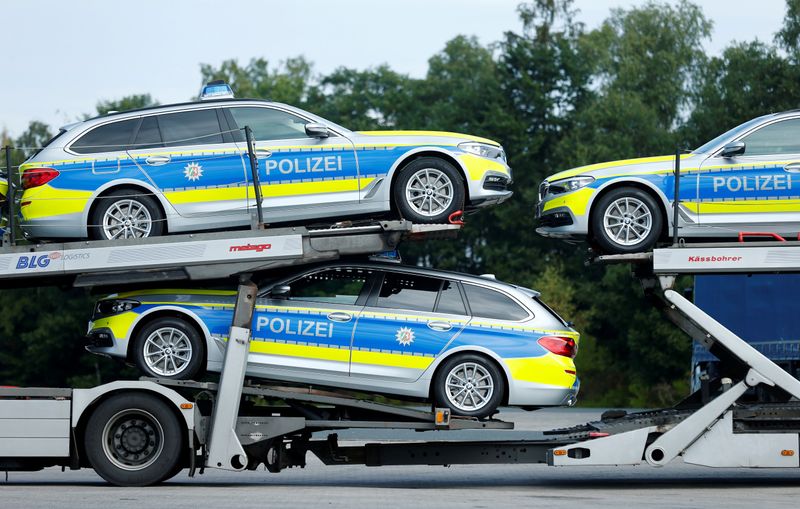 &copy; Reuters. FOTO DE ARCHIVO: Varios coches de policía en un camión de transporte en Wilnsdorf
