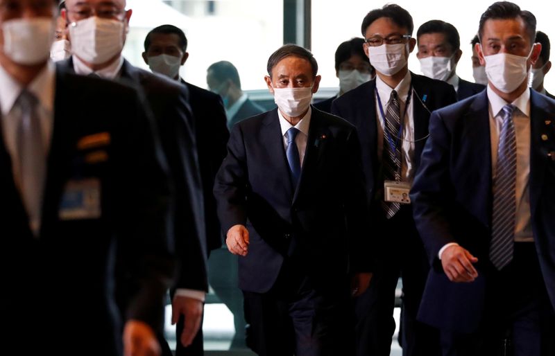 &copy; Reuters. Novo primeiro-ministro do Japão, Yoshihide Suga (ao centro), em sua residência oficial em Tóquio
