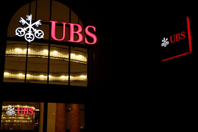 &copy; Reuters. Foto de archivo. lEl logo del banco suizo UBS se ve en una sucursal de Basilea