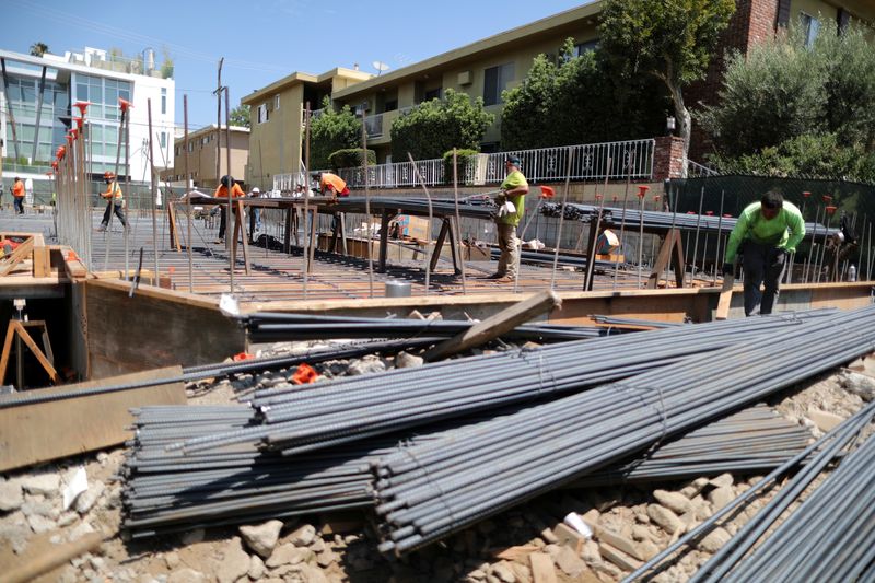 &copy; Reuters. A new apartment building housing construction site is seen in Los Angeles