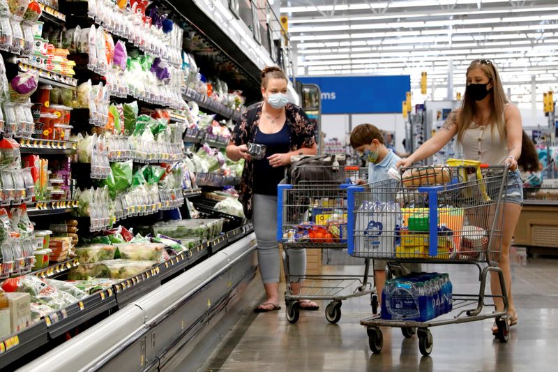 © Reuters. FILE PHOTO: FILE PHOTO: Shoppers are seen wearing masks while shopping at a Walmart store in Bradford, Pennsylvania