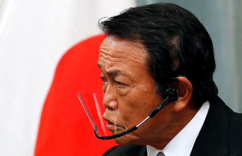 © Reuters. コロナ後の成長へ政府・日銀一体で取り組む、地銀再編を促進＝麻生財務相